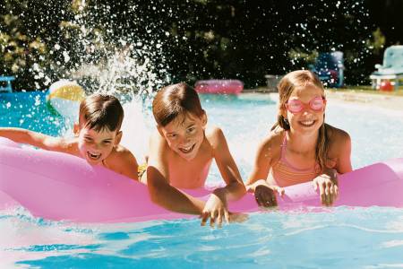 Kinder im Schwimmbad
